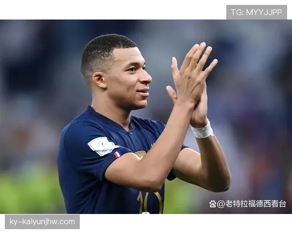 姆巴佩日常穿得像隔壁小伙儿，转身球场就是亿万人追着跑的大神