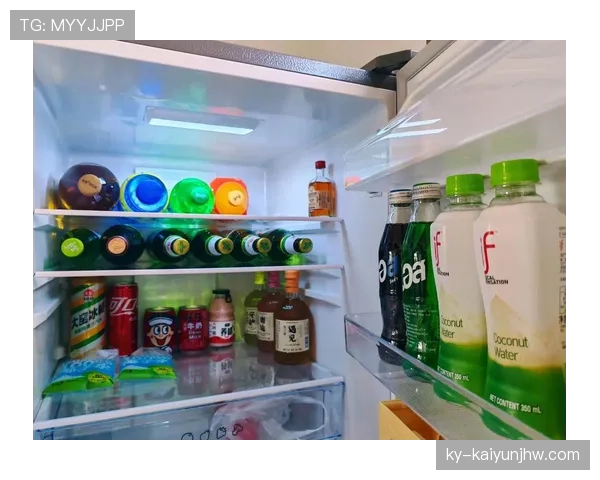 朱雪莹家的冰箱里塞满了冠军奖杯，饮料都没地儿放